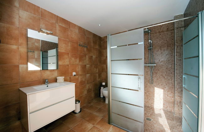 Luxurious 6-bedroom Villa Just 10 Minutes From the Beach - Foto 20