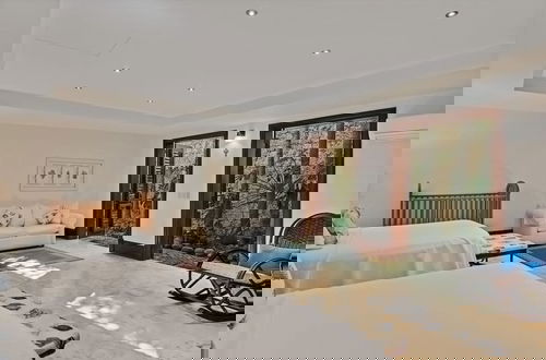 Foto 34 - Magnificent Eight Bedroom Holiday Home