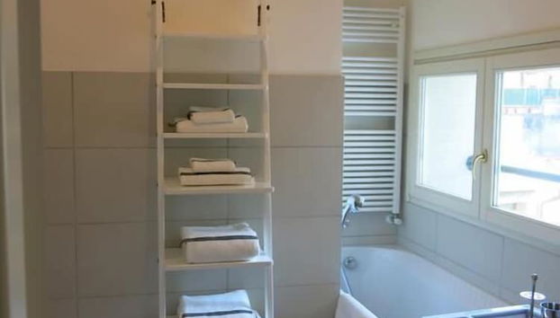 Deep soaking bathtub