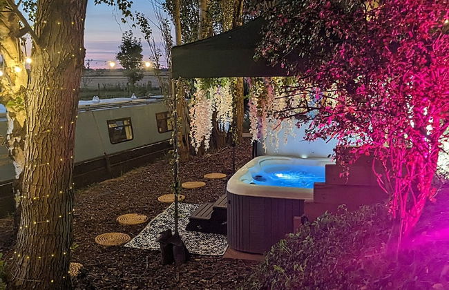 Narrowboat With Hot Tub, Spa, Cruising And More - Foto 1