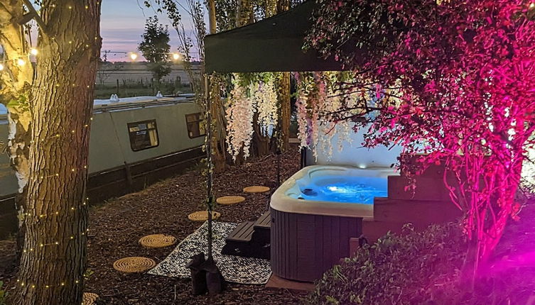 Photo 1 - Narrowboat With Hot Tub, Spa, Cruising And More