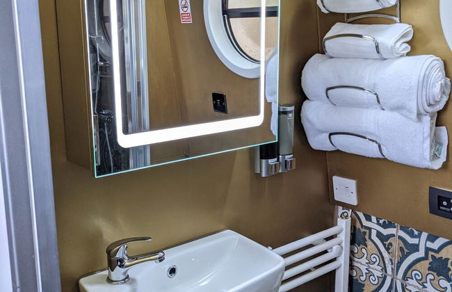 Narrowboat With Hot Tub, Spa, Cruising And More - Foto 9