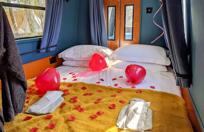 Narrowboat With Hot Tub, Spa, Cruising And More - Foto 5