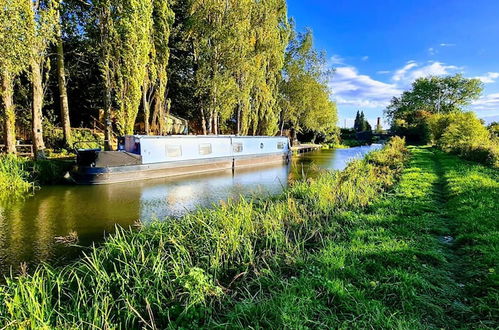 Photo 12 - Narrowboat With Hot Tub, Spa, Cruising And More