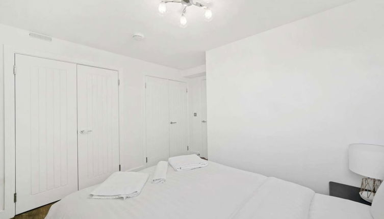 Photo 1 - Gorgeous 3 Bedroom Duplex Apartment in West London