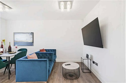 Photo 14 - Gorgeous 3 Bedroom Duplex Apartment in West London