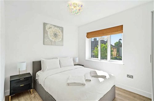 Photo 8 - Gorgeous 3 Bedroom Duplex Apartment in West London