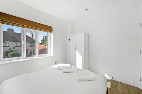 Photo 10 - Gorgeous 3 Bedroom Duplex Apartment in West London