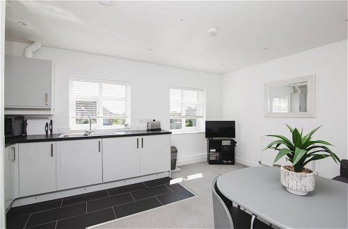 Photo 14 - NEW 2BD Pontact Flat in the Heart of Didcot