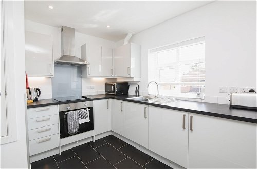 Photo 15 - NEW 2BD Pontact Flat in the Heart of Didcot