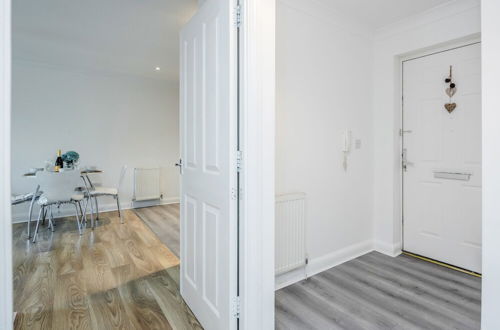 Photo 3 - Bright and Cozy 2-bed Apartment in Dagenham