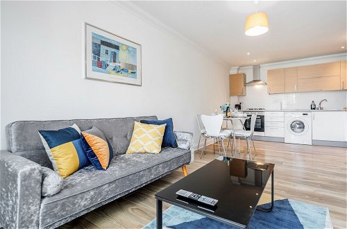Foto 8 - Bright and Cozy 2-bed Apartment in Dagenham