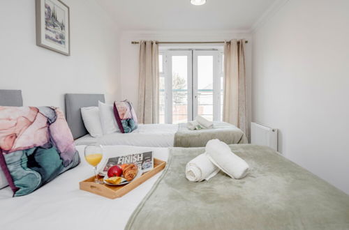 Photo 12 - Bright and Cozy 2-bed Apartment in Dagenham