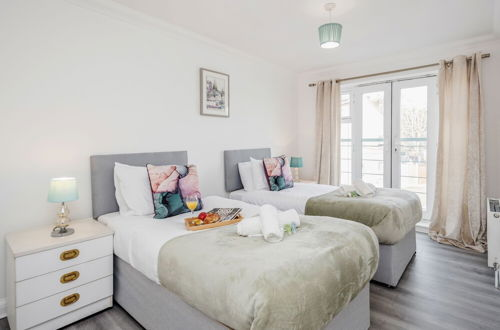 Photo 2 - Bright and Cozy 2-bed Apartment in Dagenham