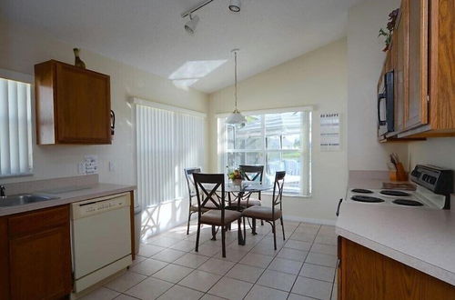 Foto 10 - 3 Bedroom Orlando Vacation Pool Home With Water View, Hot Tub, Games Room Near Disney