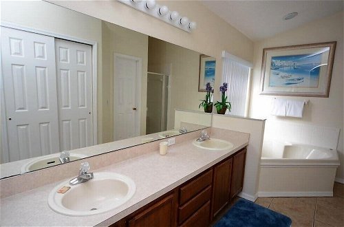 Foto 16 - 3 Bedroom Orlando Vacation Pool Home With Water View, Hot Tub, Games Room Near Disney
