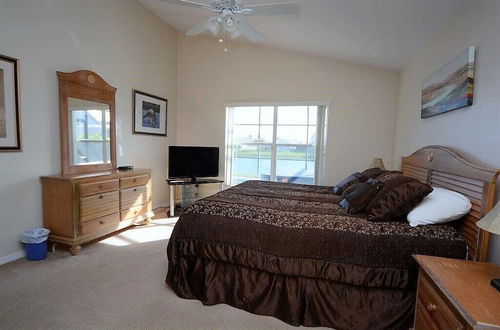 Photo 6 - 3 Bedroom Orlando Vacation Pool Home With Water View, Hot Tub, Games Room Near Disney