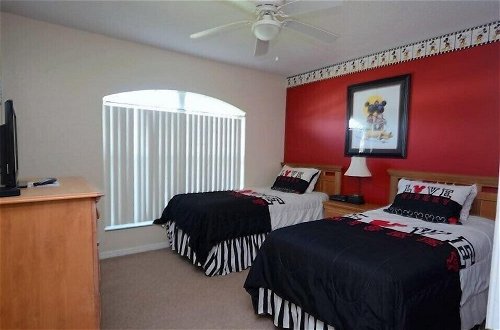 Photo 5 - 3 Bedroom Orlando Vacation Pool Home With Water View, Hot Tub, Games Room Near Disney