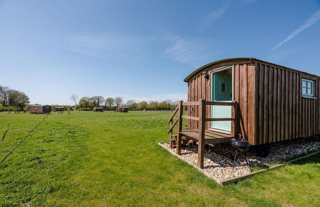 Honeysuckle Farm Hut 4 - Suffolk Farm Holidays - Foto 1