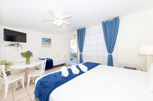 Photo 10 - Tropic Isle Hotel and Apartment