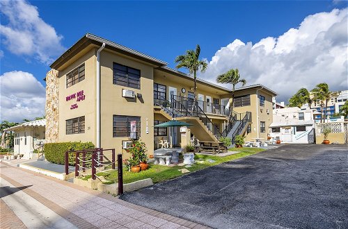 Photo 1 - Tropic Isle Hotel and Apartment