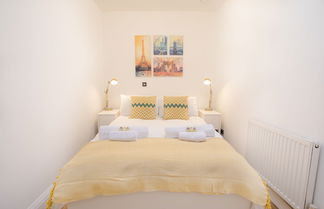 Photo 2 - Rest & Recharge Regents CT 3bed Sleeps 7