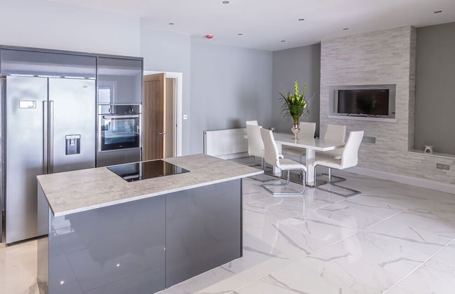 Beautiful Modern Open Plan Living With Hot Tub - Photo 6