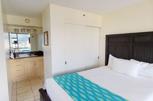 Photo 4 - Updated 22nd Floor Waikiki Condo - Free parking & WiFi - Ideal for large family! by Koko Resort Vacation Rentals