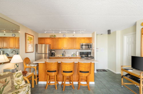 Foto 7 - 33rd Floor Condo with Tropical Décor & Spacious Lanai! by Koko Resort Vacation Rentals