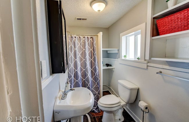 City Center Cottage Netflix, Mtns & Adventure! - Foto 16