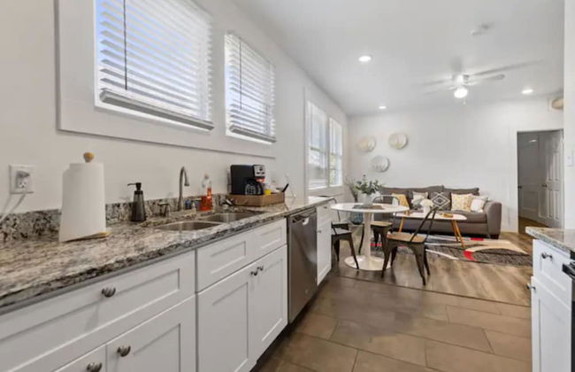 Impressive Cozy Historic 2BR Apt 202 Near Downtown - Photo 9