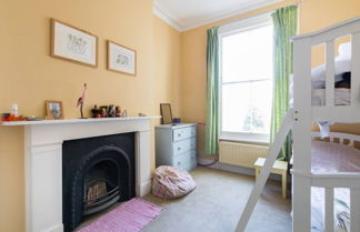Photo 2 - Traditional 5 Bed Family Home Near theTube