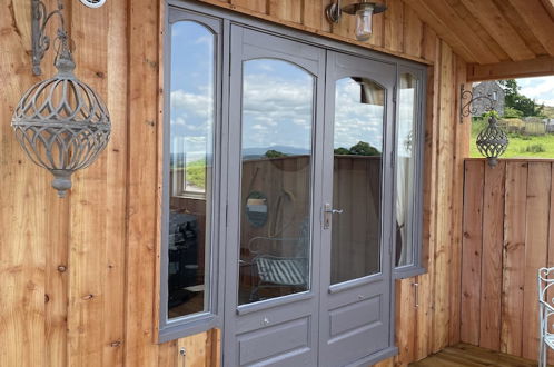 Foto 18 - Cosy Lodge With Private Hot Tub in Tottergill Farm