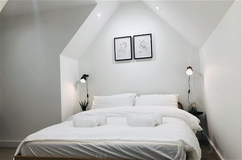 Photo 5 - Perfect Holiday Escape - 1 and 2 Bedroom Deluxe Apartments at Liverpool Street