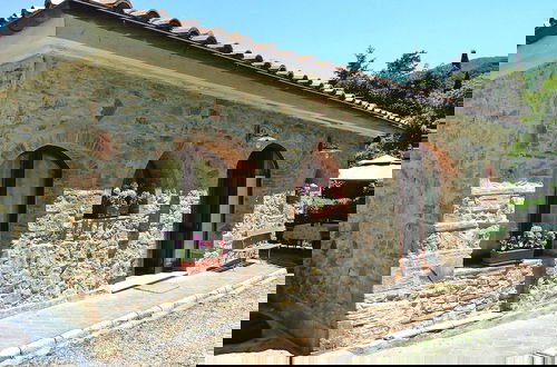Foto 16 - Rustic House in Tuscany With Shared Pool