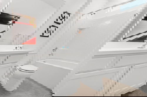 Foto 25 - Upstay - 24-guest Home w Theme Rooms-cinema-arcade