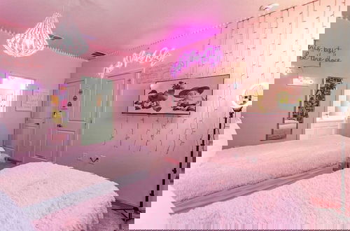 Foto 14 - Upstay - 24-guest Home w Theme Rooms-cinema-arcade