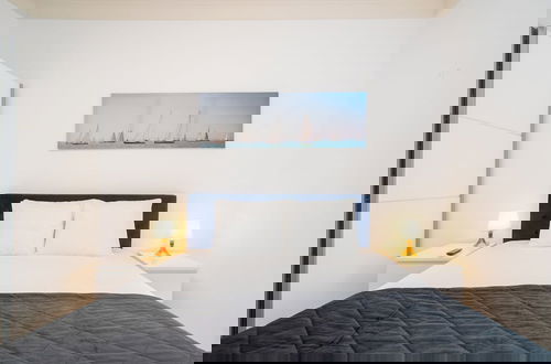 Foto 3 - Intendente Modern 1-Bed W/ Lift & Ac In Top Notch Location