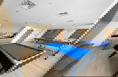 Foto 18 - Luxurious 1 Bedroom Retreat With Pool gym and Game