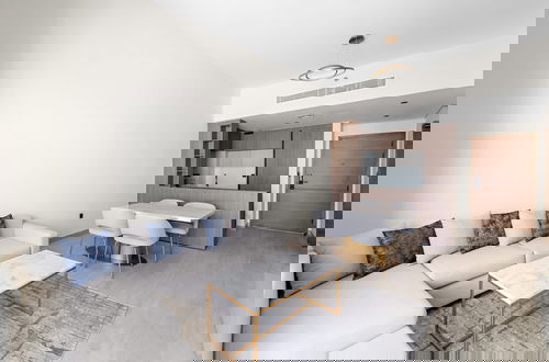 Foto 4 - Luxurious 1 Bedroom Retreat With Pool gym and Game