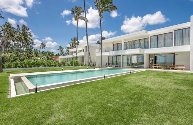 A Tale of Luxury Serenity and Oceanfront Bliss - Foto 4