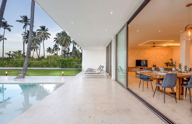 A Tale of Luxury Serenity and Oceanfront Bliss - Foto 35