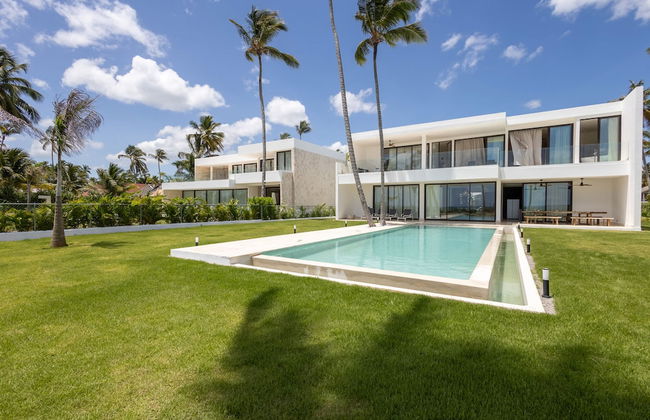 A Tale of Luxury Serenity and Oceanfront Bliss - Foto 2