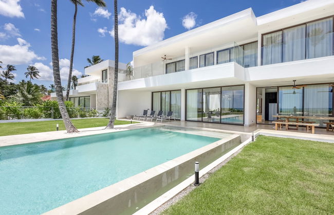 A Tale of Luxury Serenity and Oceanfront Bliss - Foto 5