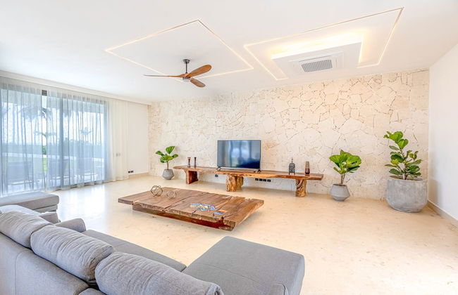 A Tale of Luxury Serenity and Oceanfront Bliss - Foto 12