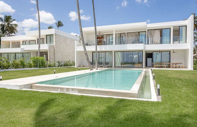 A Tale of Luxury Serenity and Oceanfront Bliss - Foto 3