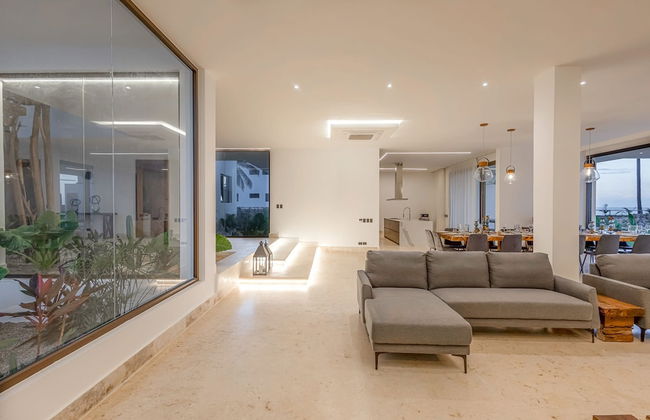 A Tale of Luxury Serenity and Oceanfront Bliss - Foto 31
