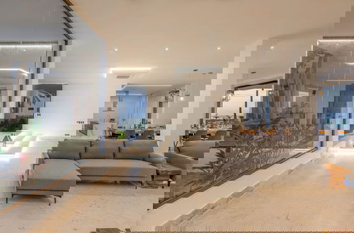 Foto 31 - A Tale of Luxury Serenity and Oceanfront Bliss