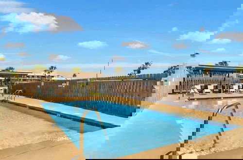 Foto 9 - Chic Beachfront Escape: Dreamy View, Balcony, Pool
