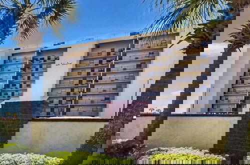 Foto 16 - Chic Beachfront Escape: Dreamy View, Balcony, Pool